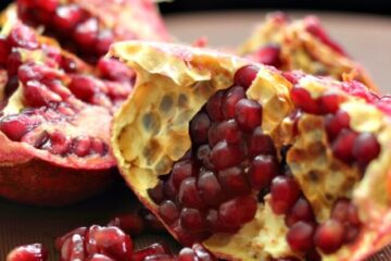 Pomegranate Benefits and healthy way of eating it